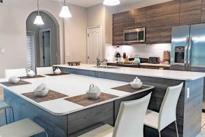 SPACIOUS 6bdrm Villa nearthe attractions!!