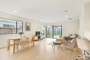 KOZYGURU Greenvale VIC Roomy Charming 7 Bed House + Free Parking VGR021 - Mickleham