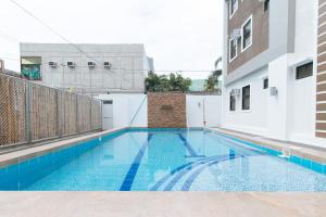 RedDoorz Plus at DBuilders Poblacion BGC