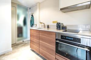 Family penthouse 7-Minutes from Rotterdam Central Newly Build top floor terrace R5