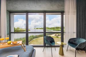 SELLING SUNSET, 2BD SEA VIEW Apt, By Cohost