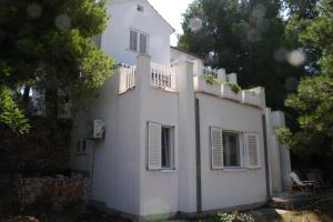 Cozy Jelsa apartment in the shade of the pines.