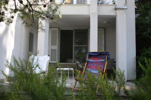 Cozy Jelsa apartment in the shade of the pines.