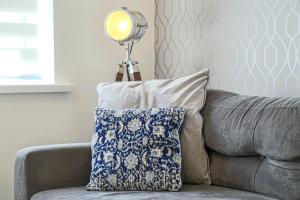 Delightful 2 BED APARTMENT for BICESTER OUTLET SHOPPING by Platinum Key Properties