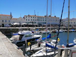 Appartements Appartement elegant avec vue sur le port : photos des chambres