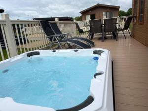 Kingfisher Lodge with Hot Tub