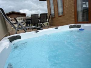 Kingfisher Lodge with Hot Tub