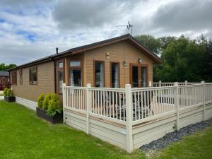 Kingfisher Lodge with Hot Tub