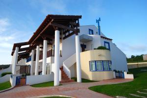 Ship - 4 bedroom duplex with sea and pool views, 1km from the beach