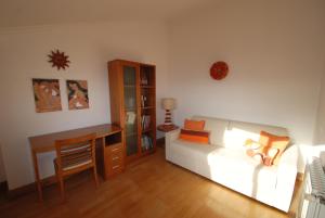 Ship - 4 bedroom duplex with sea and pool views, 1km from the beach