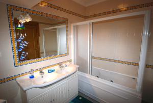 Ship - 4 bedroom duplex with sea and pool views, 1km from the beach