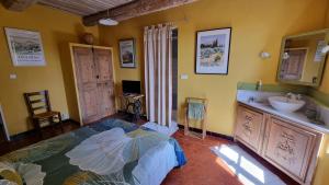 B&B / Chambres d'hotes Les Tournesols : Chambre Double - Vue sur Jardin