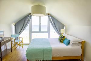 Deluxe Three-Bedroom Apartment with Balcony room in Tolcarne Beach Apartments