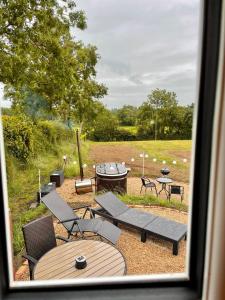 Sheelin Shepherds Hut 2 with Hot Tub