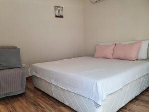 Malavi KI top center studio Ruse