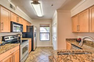 6 Mi to Downtown Phoenix Condo with Pool Access!