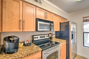 6 Mi to Downtown Phoenix Condo with Pool Access!