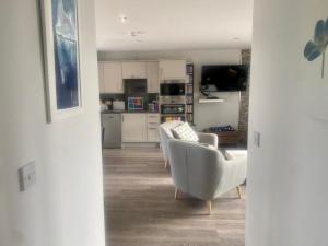 2 Bedroom cottage sleeps 4 with Hot-tub, & shared Pool use