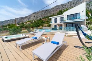 NEW Seaview Villa Nautique a 3 bedroom villa with a 32 sqm heated private pool and a Whirlpool