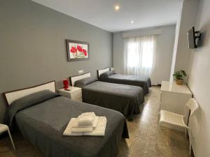 Standard Triple Room room in Hostal Mediterráneo