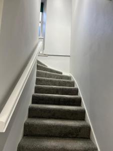 Modern 2BR Apartment - Sleeps 4 - Parking & Pets - Coast Serviced Apartments - Enquire for Trade & Long stays