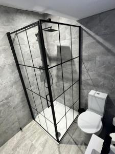 Modern 2BR Apartment - Sleeps 4 - Parking & Pets - Coast Serviced Apartments - Enquire for Trade & Long stays