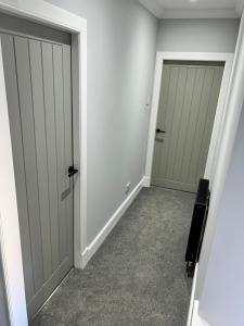 Modern 2BR Apartment - Sleeps 4 - Parking & Pets - Coast Serviced Apartments - Enquire for Trade & Long stays