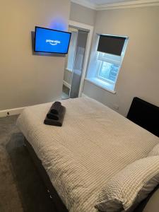 Modern 2BR Apartment - Sleeps 4 - Parking & Pets - Coast Serviced Apartments - Enquire for Trade & Long stays