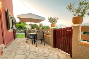 Alesti House with garden and private beach access