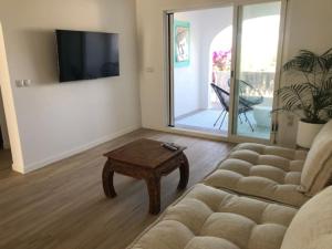 MORAIRA, PRECIOSO ADOSADO al LADO DEL MAR