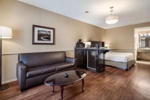 King Suite with Sofa Bed - Smoking room in Ayres Lodge & Suites Corona West