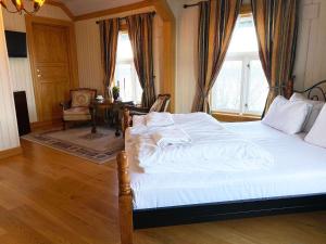Junior King Suite with Sea View room in Sandtorgholmen Hotel