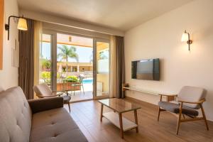 Large One-Bedroom Apartment with Pool View room in Aparthotel Vila Luz