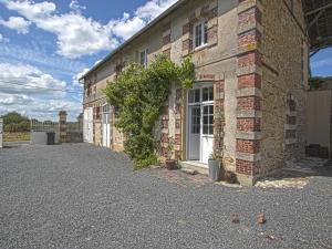 Maisons de vacances Comfy holiday home in Cartigny L epinay with garden : Maison de Vacances 2 Chambres