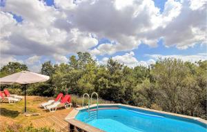 Maisons de vacances Awesome Home In St Julien De Peyrolas With Wifi, Private Swimming Pool And Outdoor Swimming Pool : photos des chambres