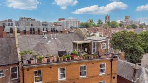 Luxe Penthouse With Rooftop Garden & Views