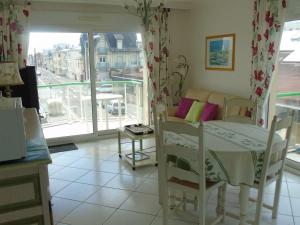 Appartement lumineux à 2 pas de la plage, balcon, ascenseur, TV, lave-linge, animaux admis - FR-1-674-19
