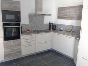 Grand T3 vue mer avec balcon et parking, accès direct plage - FR-1-674-1