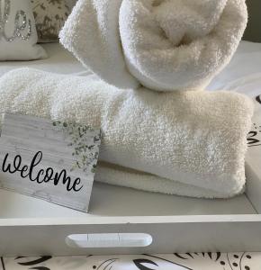 Cozy, Upstairs Apartment Pets Welcome with fee Family Friendly Close to Everything