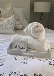 Cozy, Upstairs Apartment Pets Welcome with fee Family Friendly Close to Everything