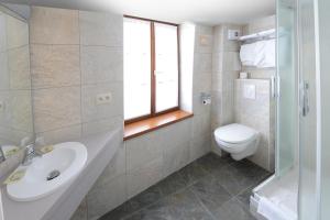 Hotels Logis Hotel De La Cloche : photos des chambres