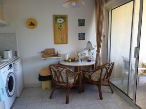PORT FREJUS Studio Cabine 100m des plages 4 Person