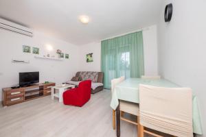 Apartments Mladenka in Banjol 