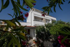 Apartments Mladenka in Banjol 
