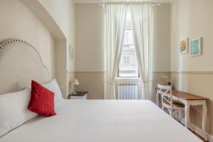 Charming apartment with patio a few steps from Colosseum