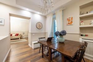 Charming apartment with patio a few steps from Colosseum