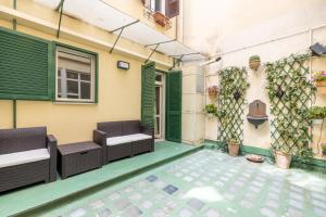 Charming apartment with patio a few steps from Colosseum