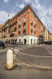 Charming apartment with patio a few steps from Colosseum