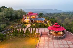 StayVista at Dhauladhar House - Aesthetic 4 BHK Villa in Kangra