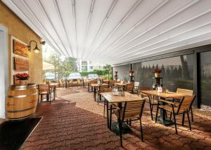 Prague Hotel Carl Inn restaurant & Free Parking